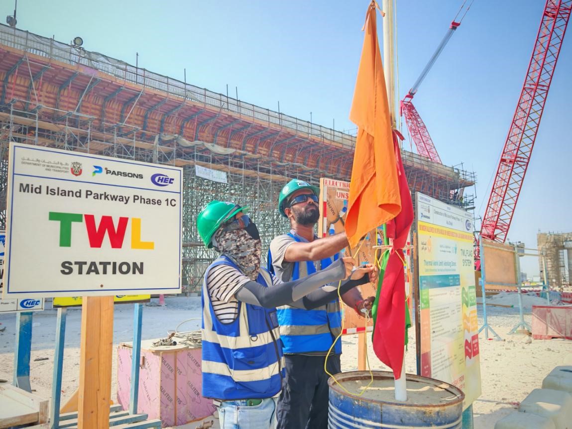 8月13日上午，项目工作人员在升黄色旗。中交四航局供图