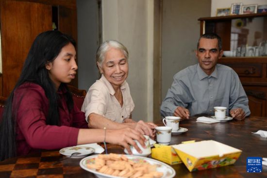 　　8月12日，在马达加斯加塔那那利佛，彦琳（左一）和奶奶蒙丽嫦（右二）、爸爸弗朗西斯·马尔松（右一）在家中聊天。新华社发（西塔卡·拉乔纳里松摄）