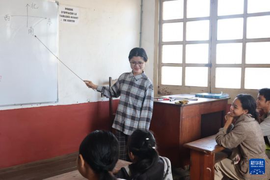 　　7月12日，在马达加斯加图阿马西纳，塔马塔夫大学孔子学院志愿者葛雪在塔马塔夫华侨学校给学生讲课。新华社发（西塔卡·拉乔纳里松摄）