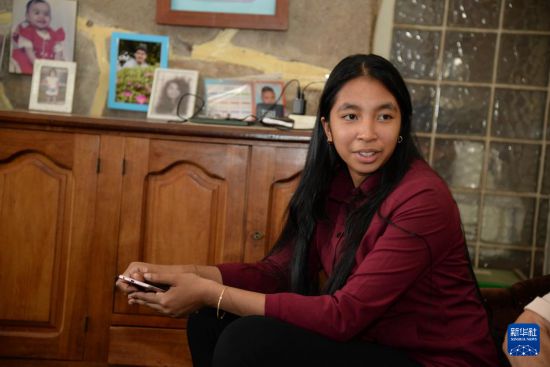 　　8月12日，在马达加斯加塔那那利佛，彦琳在家中接受记者采访。新华社发（西塔卡·拉乔纳里松摄）