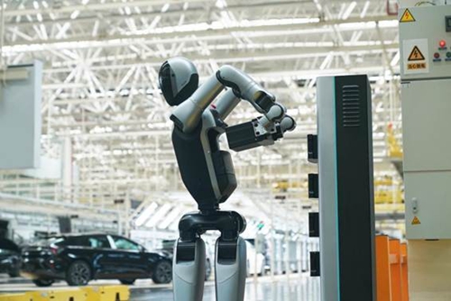 Walker S2人形机器人能实现3分钟自主换电。受访者供图