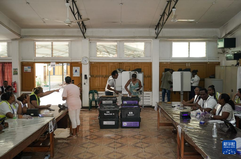 9月25日，选民在塞舌尔首都维多利亚的一处投票站投票。新华社记者 韩旭 摄