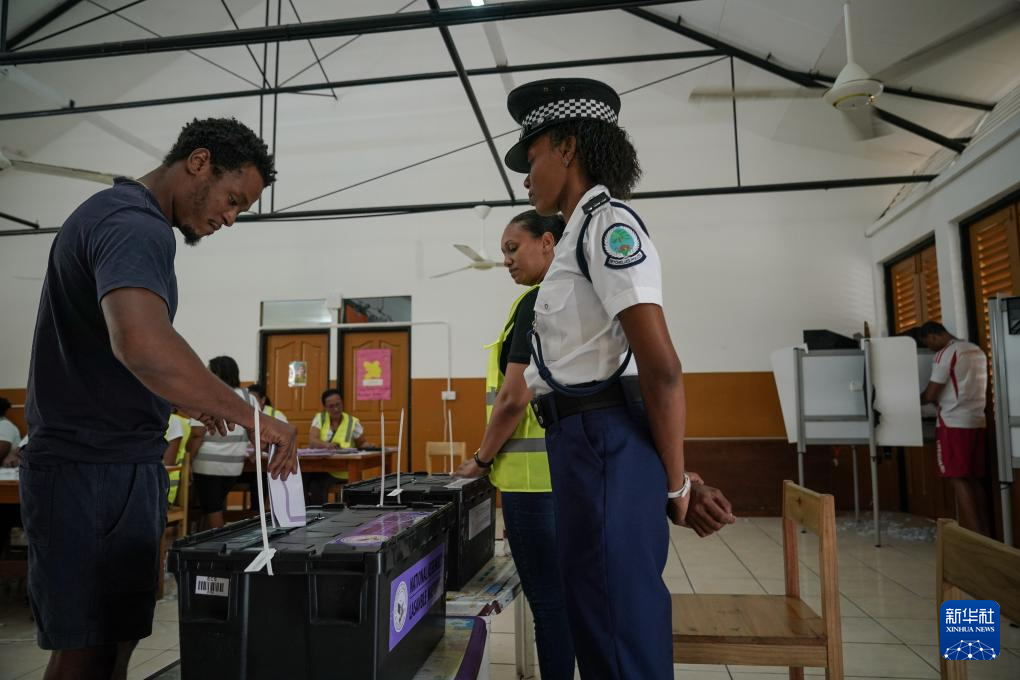 9月25日，选民在塞舌尔首都维多利亚的一处投票站投票。新华社记者 韩旭 摄