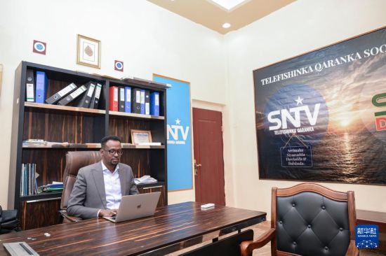 1月12日，在索马里首都摩加迪沙的索马里国家电视台，台长穆罕默德·卡菲·谢赫·阿布卡尔在办公室工作。新华社记者 杨光 摄