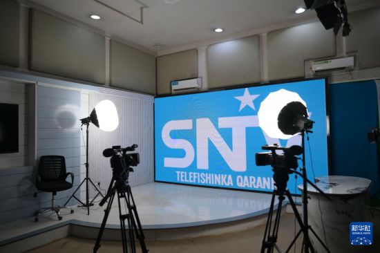 这是1月12日在索马里首都摩加迪沙拍摄的索马里国家电视台演播厅。新华社记者 杨光 摄