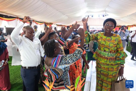 1月17日,在乌干达首都坎帕拉国家计票中心,执政党全国抵抗运动成员庆祝穆塞韦尼赢得总统选举。新华社发(阿佳拉·纳瓦达摄)