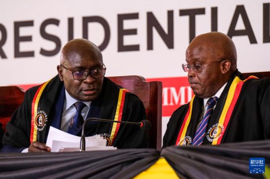 1月17日,在乌干达首都坎帕拉国家计票中心,乌干达选举委员会主席西蒙·比亚巴卡马(左)宣布总统选举结果。新华社发(阿佳拉·纳瓦达摄)