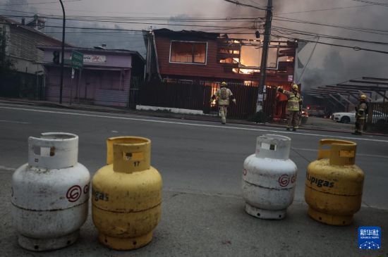 　1月18日，消防员在智利比奥比奥大区彭科市救火。新华社发