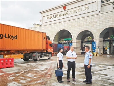 图为5月18日,广西壮族自治区崇左市纪检监察干部在友谊关口岸向边检工作人员了解有关情况。本报记者 王斯英 摄